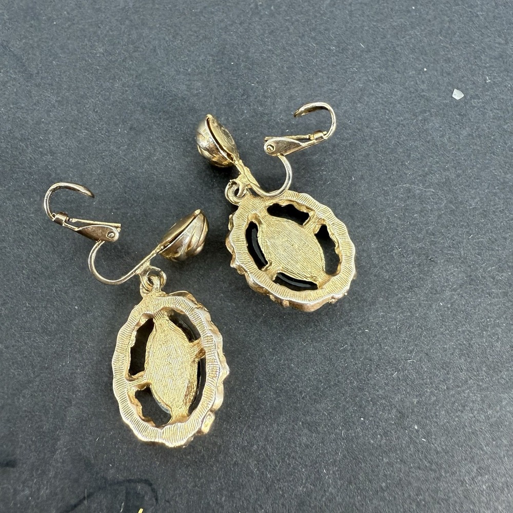 VTG JUDY LEE BLACK WHITE CAMEO SHINY GOLD DOOR KNOCKER DANGLE EARRINGS CLIP-ON - Picture 4 of 6